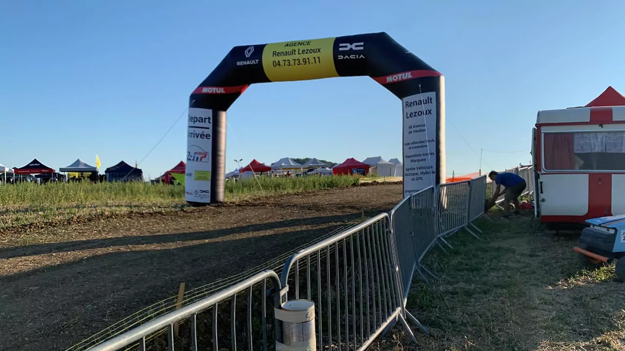 arche gonflable avec logo Renault Lezoux