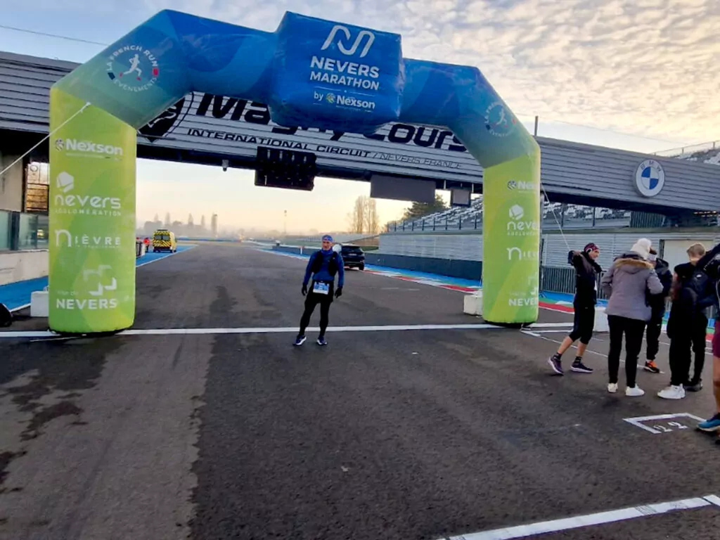 arche gonflable publicitaire avec m&eacute;daillon marathon nevers