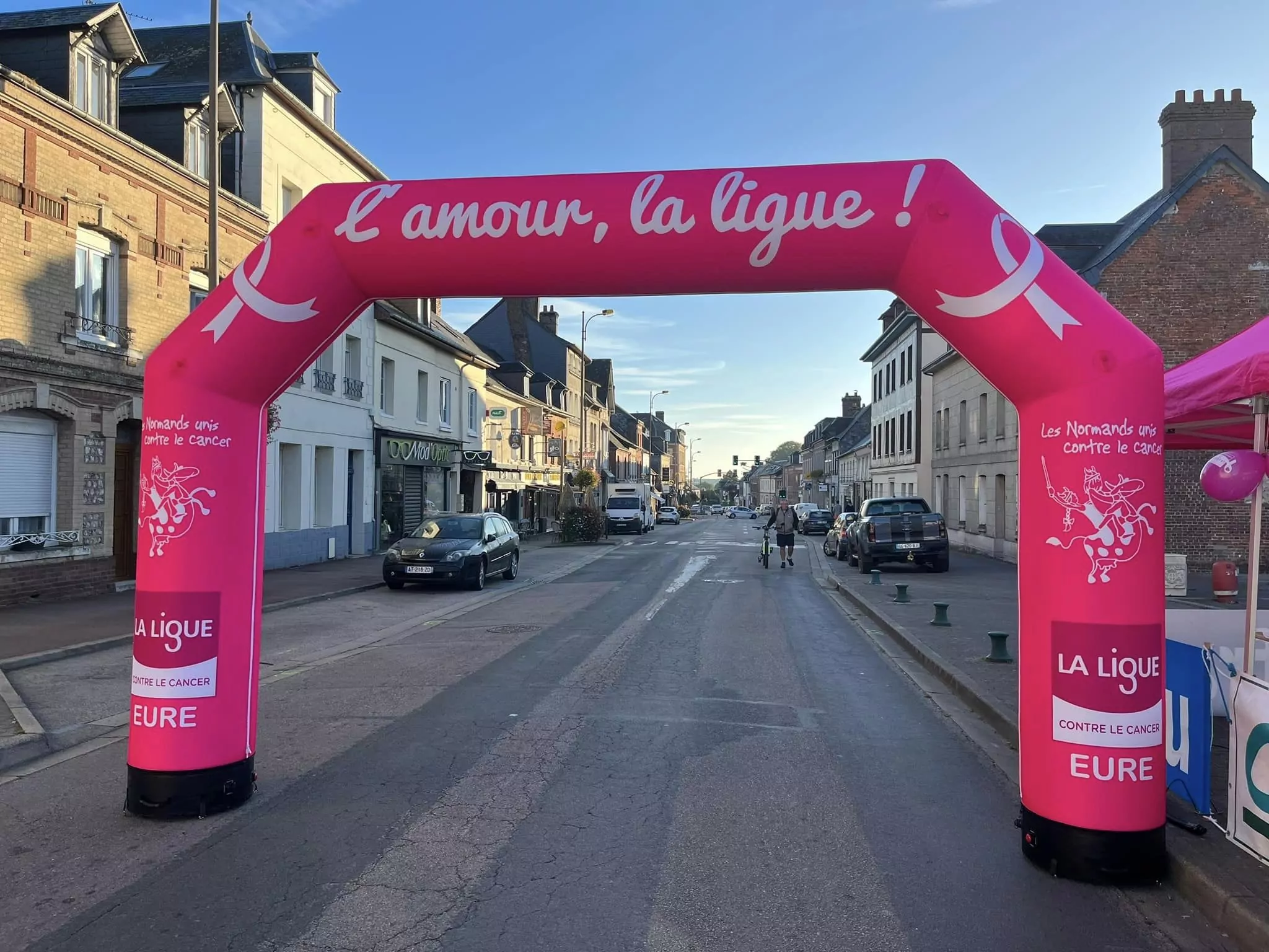 arche gonflable &agrave; air captif de couleur rose