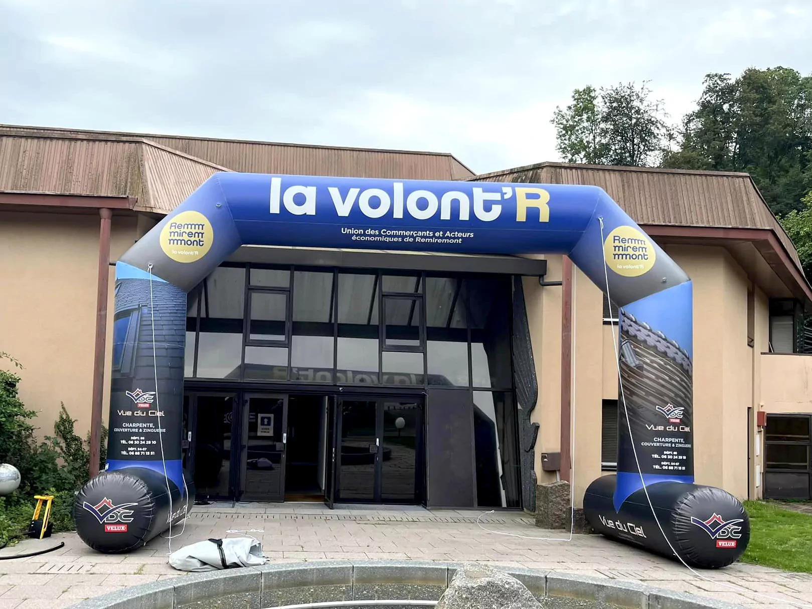 arche publicitaire polygone la volontr avec pied stabilisateur